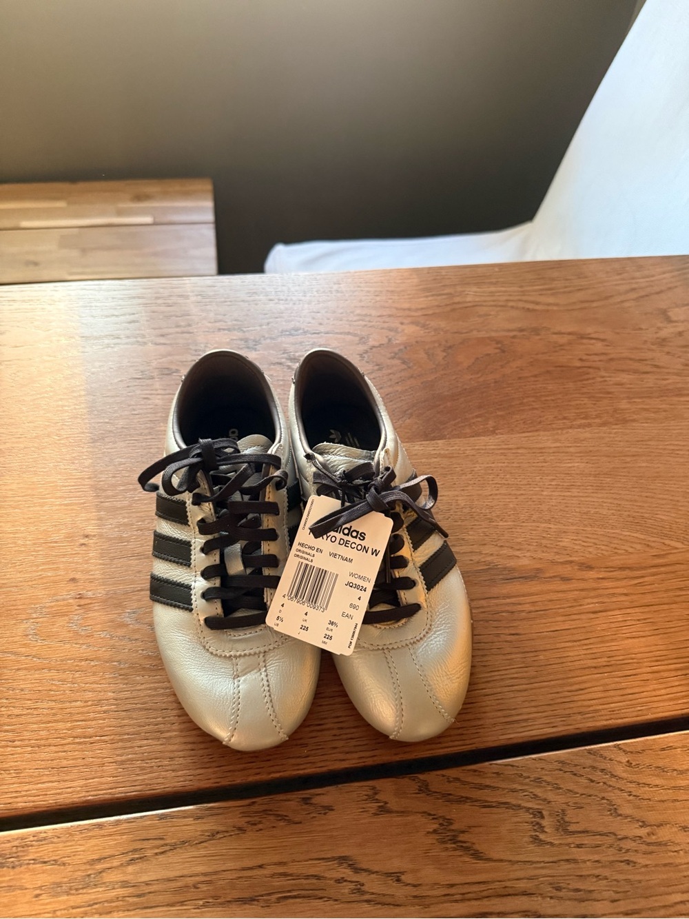 WOMENS ADIDAS TOKYO SIZE 6